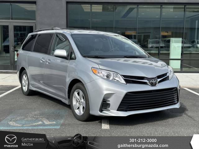 2020 Toyota Sienna LE FWD photo