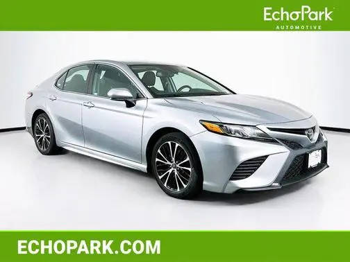 2020 Toyota Camry SE FWD photo