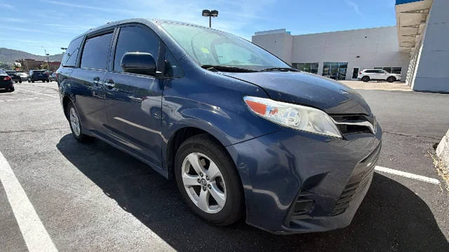 2020 Toyota Sienna LE FWD photo
