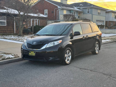 2017 Toyota Sienna LE FWD photo