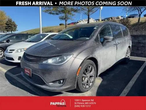 2020 Chrysler Pacifica Minivan Touring FWD photo