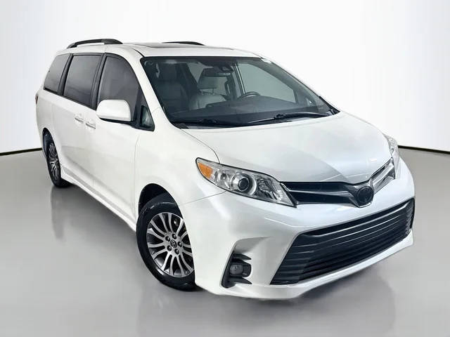 2020 Toyota Sienna XLE FWD photo