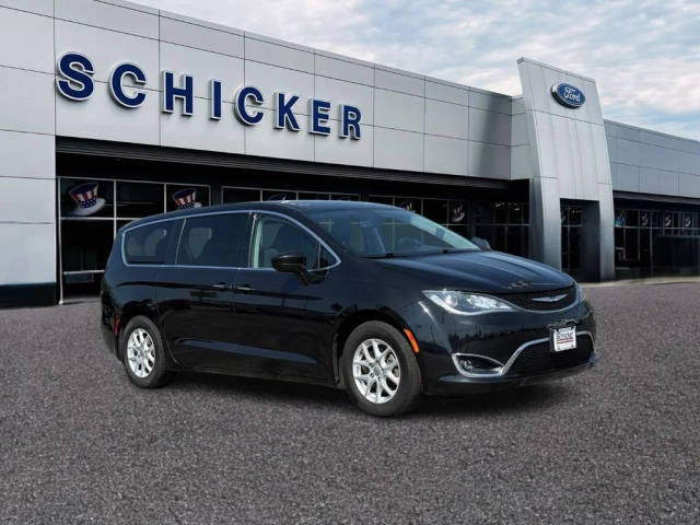 2020 Chrysler Pacifica Minivan Touring FWD photo