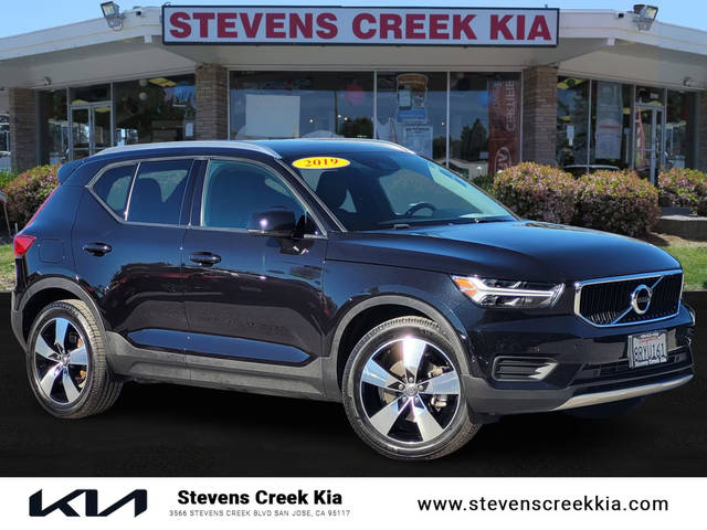 2019 Volvo XC40 Momentum AWD photo