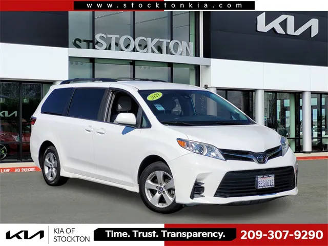 2020 Toyota Sienna LE FWD photo