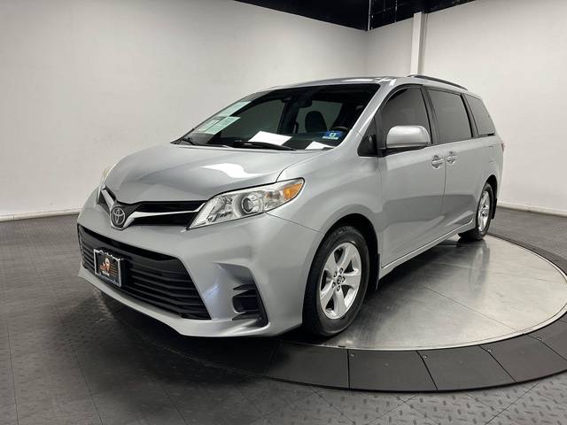 2020 Toyota Sienna LE FWD photo
