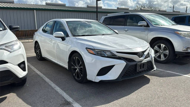 2020 Toyota Camry SE FWD photo