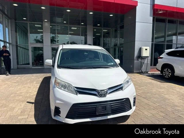 2019 Toyota Sienna LE FWD photo