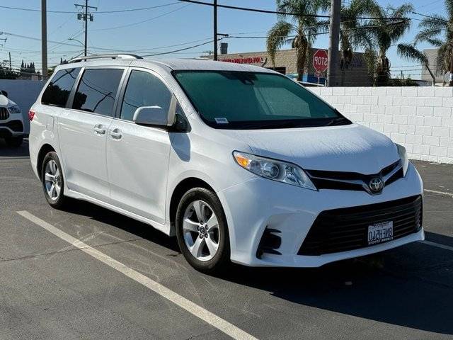 2018 Toyota Sienna LE FWD photo