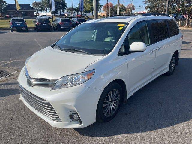 2020 Toyota Sienna XLE FWD photo