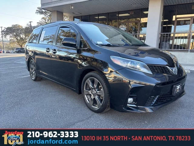 2020 Toyota Sienna SE FWD photo
