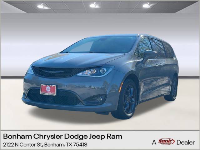 2020 Chrysler Pacifica Minivan Touring FWD photo