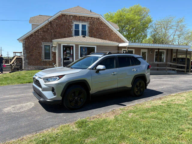2020 Toyota RAV4 XLE FWD photo