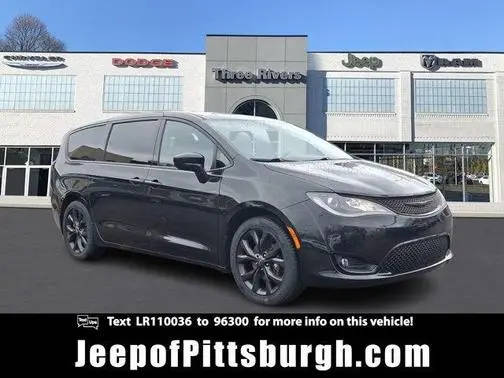 2020 Chrysler Pacifica Minivan Touring FWD photo