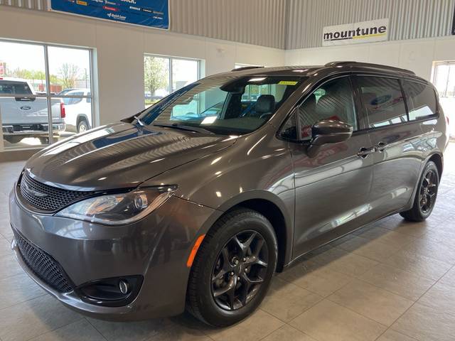 2020 Chrysler Pacifica Minivan Limited FWD photo