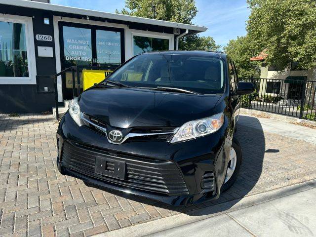 2020 Toyota Sienna LE FWD photo