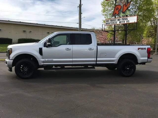 2019 Ford F-350 Super Duty LARIAT 4WD photo