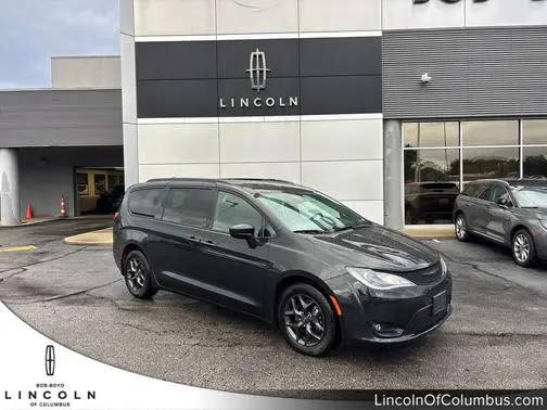 2020 Chrysler Pacifica Minivan Touring L Plus FWD photo