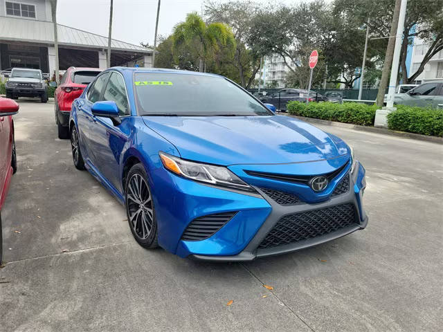 2020 Toyota Camry SE FWD photo