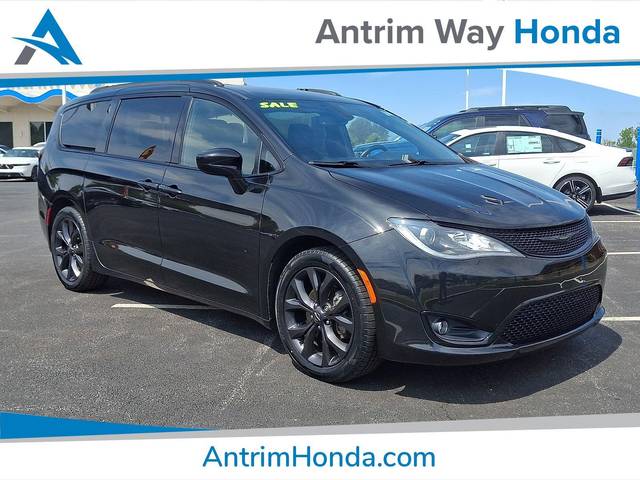 2020 Chrysler Pacifica Minivan Touring L FWD photo