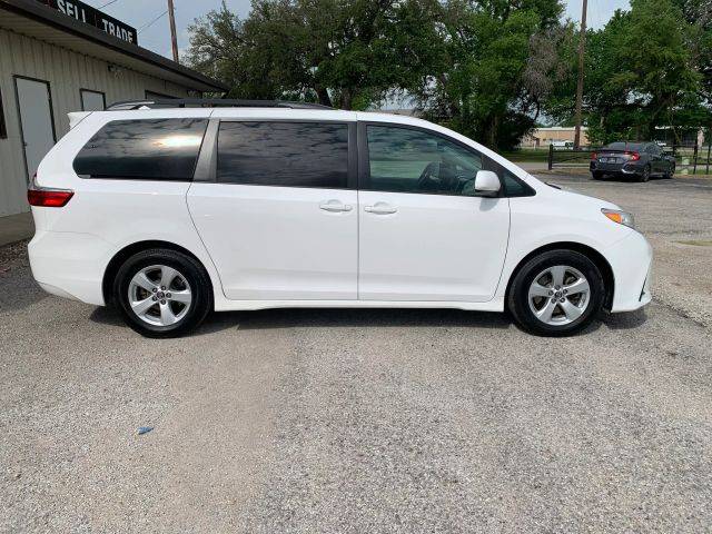 2019 Toyota Sienna LE FWD photo