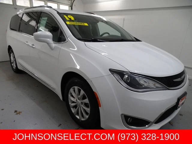 2019 Chrysler Pacifica Minivan Touring L FWD photo
