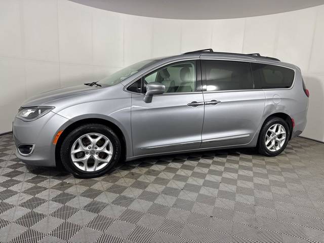 2017 Chrysler Pacifica Minivan Touring-L FWD photo