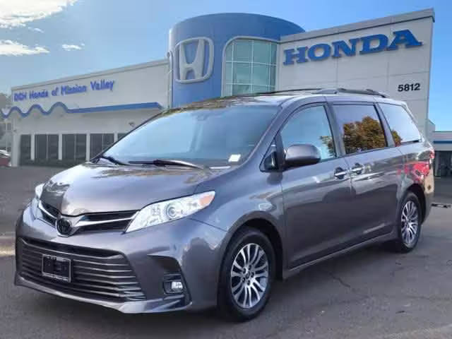 2020 Toyota Sienna XLE FWD photo