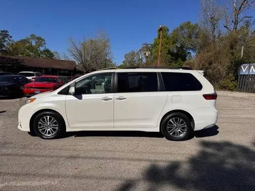 2020 Toyota Sienna XLE FWD photo