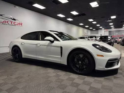 2020 Porsche Panamera  RWD photo