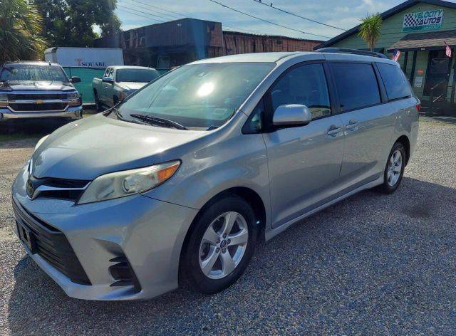 2019 Toyota Sienna LE FWD photo