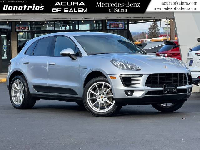 2017 Porsche Macan  AWD photo