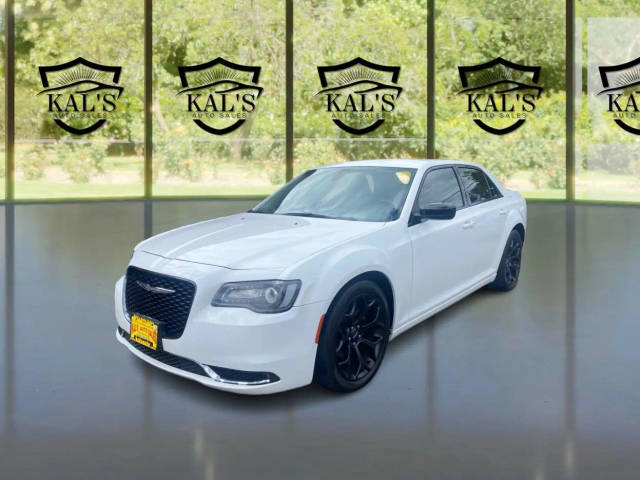 2020 Chrysler 300 Touring RWD photo