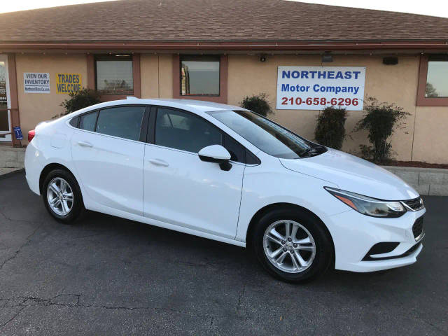 2017 Chevrolet Cruze LT FWD photo