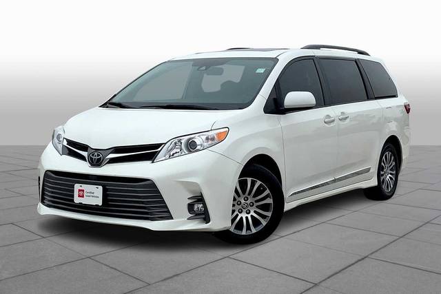 2020 Toyota Sienna XLE FWD photo