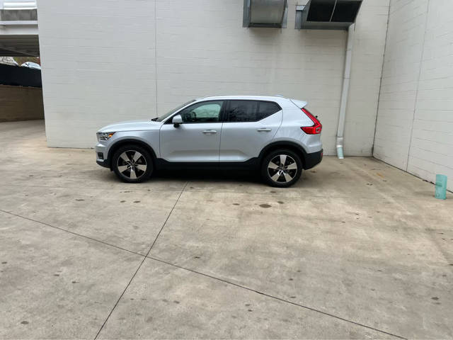2020 Volvo XC40 Momentum AWD photo