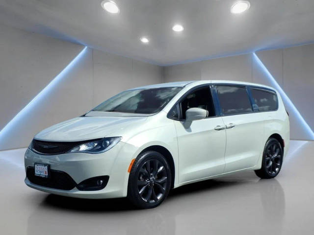 2020 Chrysler Pacifica Minivan Touring FWD photo