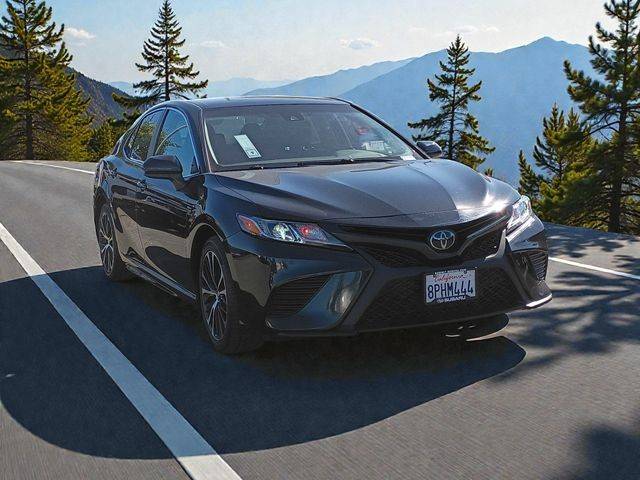 2020 Toyota Camry SE FWD photo