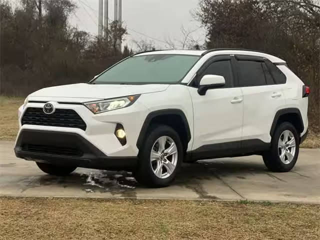 2020 Toyota RAV4 XLE FWD photo