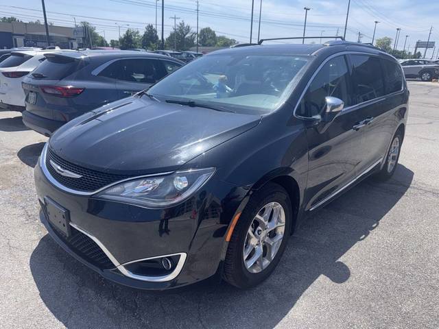 2018 Chrysler Pacifica Minivan Limited FWD photo