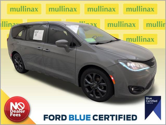 2020 Chrysler Pacifica Minivan Touring FWD photo