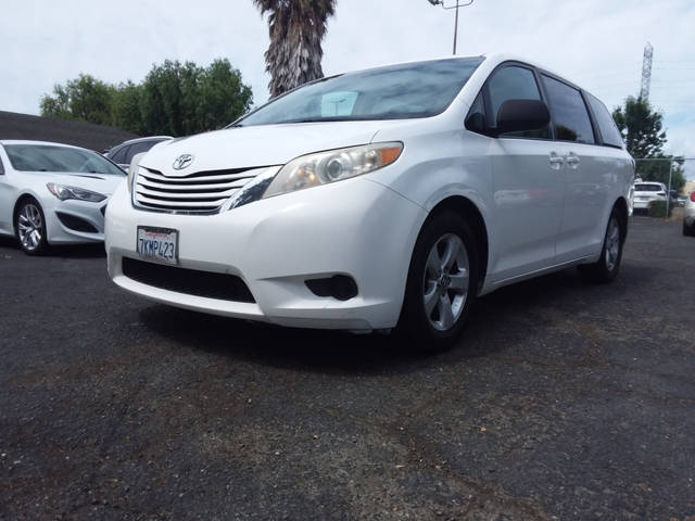 2015 Toyota Sienna  FWD photo