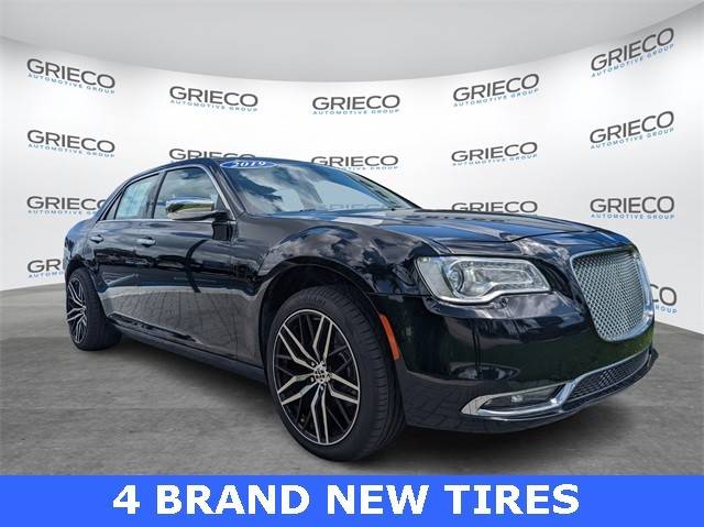 2019 Chrysler 300 Limited RWD photo