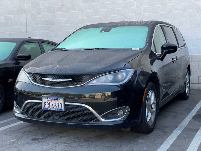 2020 Chrysler Pacifica Minivan Touring FWD photo