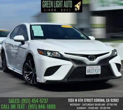 2020 Toyota Camry SE FWD photo