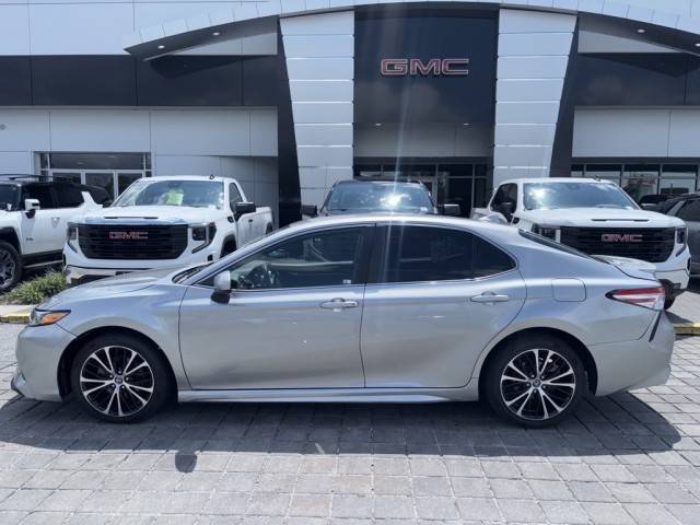 2020 Toyota Camry SE FWD photo