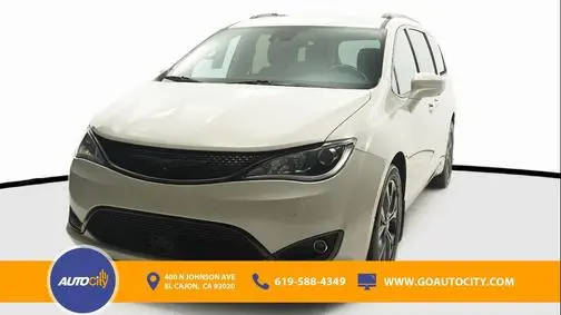 2020 Chrysler Pacifica Minivan Touring L Plus FWD photo