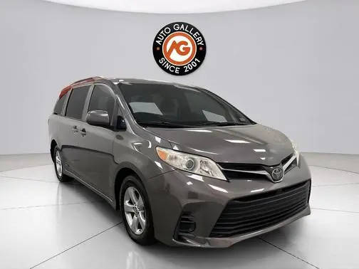 2020 Toyota Sienna LE FWD photo