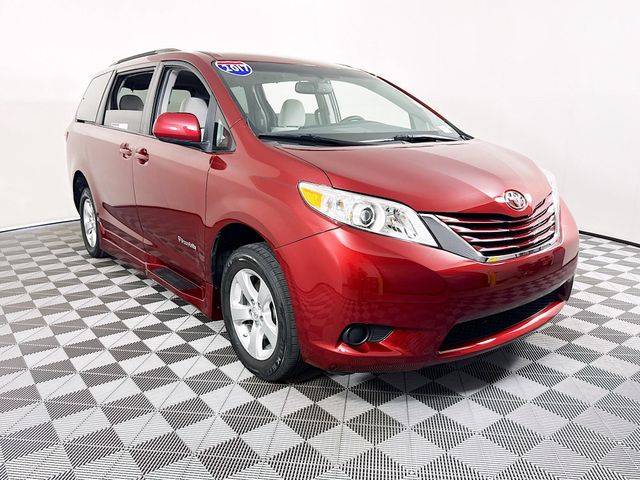 2017 Toyota Sienna LE Mobility FWD photo
