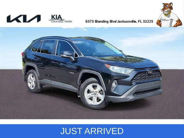 2020 Toyota RAV4 XLE FWD photo